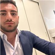 Docente laureato e specializzato in scienze economiche, impartisce lezioni private di matematica a studenti di scuole medie